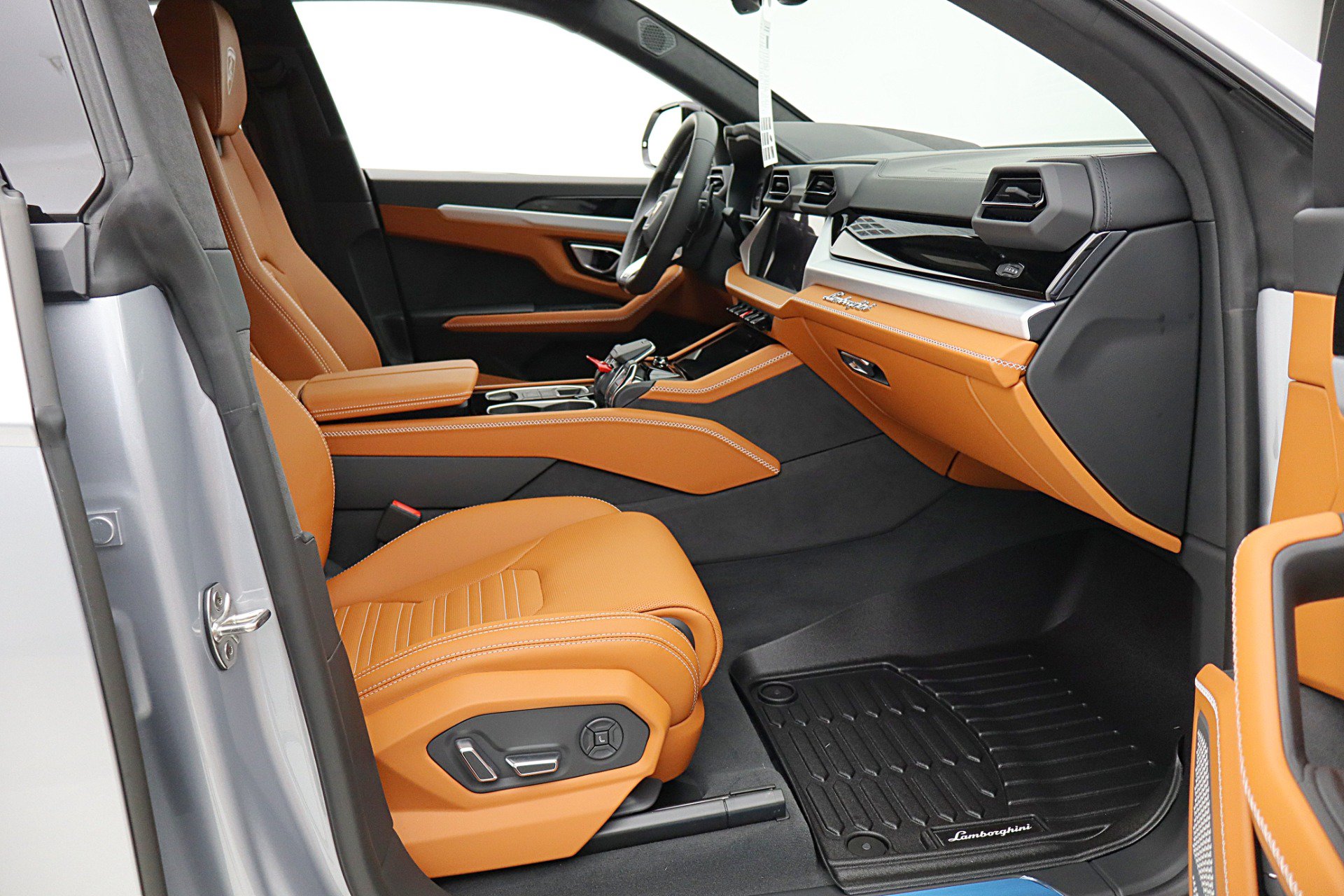 Used 2026 Lamborghini Urus SE AWD/4WD image 37
