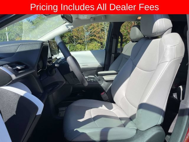 Used 2025 Toyota Sienna XLE FWD image 19