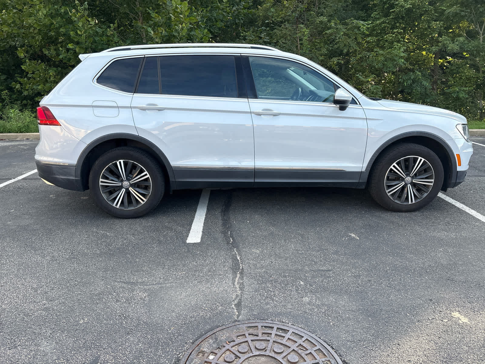 Used 2018 Volkswagen Tiguan SEL AWD/4WD image 2