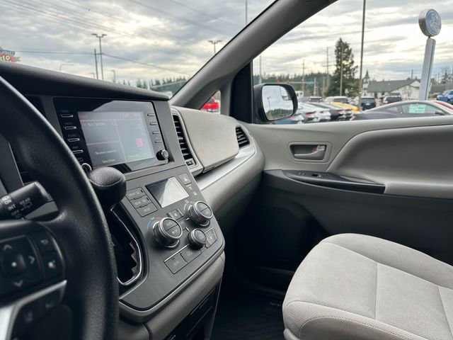 Used 2020 Toyota Sienna L image 19