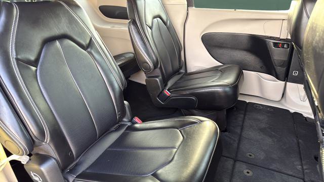 Used 2024 Chrysler Pacifica Touring-L image 39