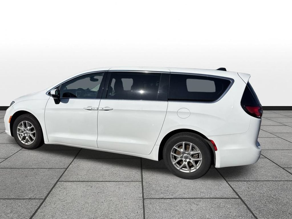 Used 2023 Chrysler Pacifica Touring-L FWD image 8