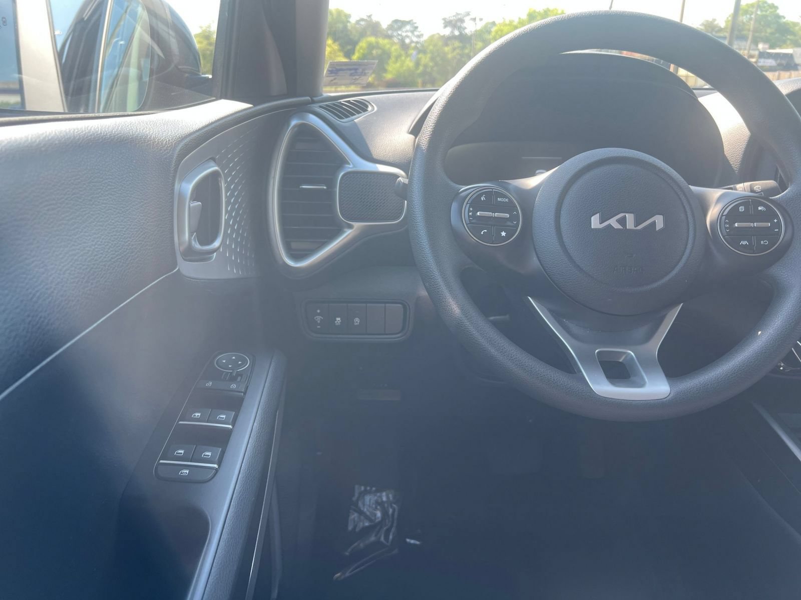 Used 2025 Kia Soul LX w/ LX Technology Package FWD image 32