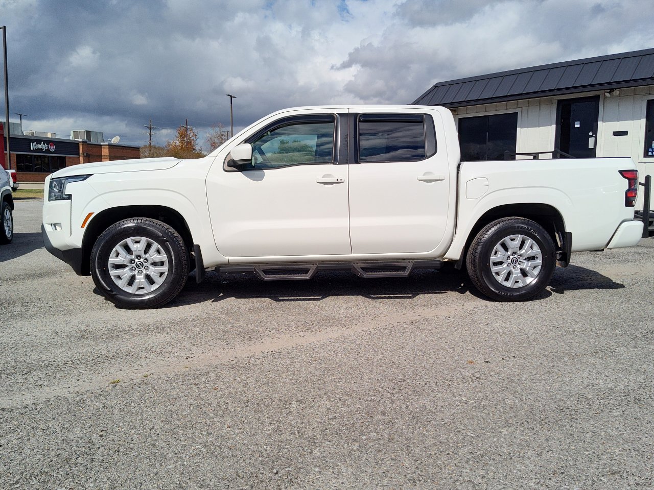 Used 2022 Nissan Frontier SV image 3