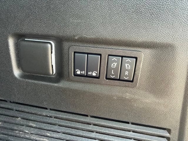 Used 2025 Chevrolet Suburban High Country AWD/4WD image 14