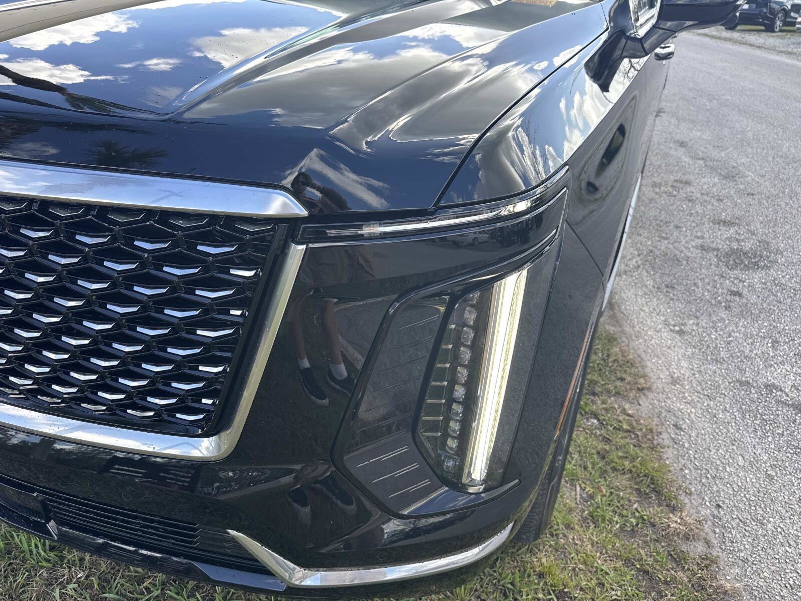 Certified 2025 Cadillac Escalade ESV Premium Luxury AWD/4WD image 9