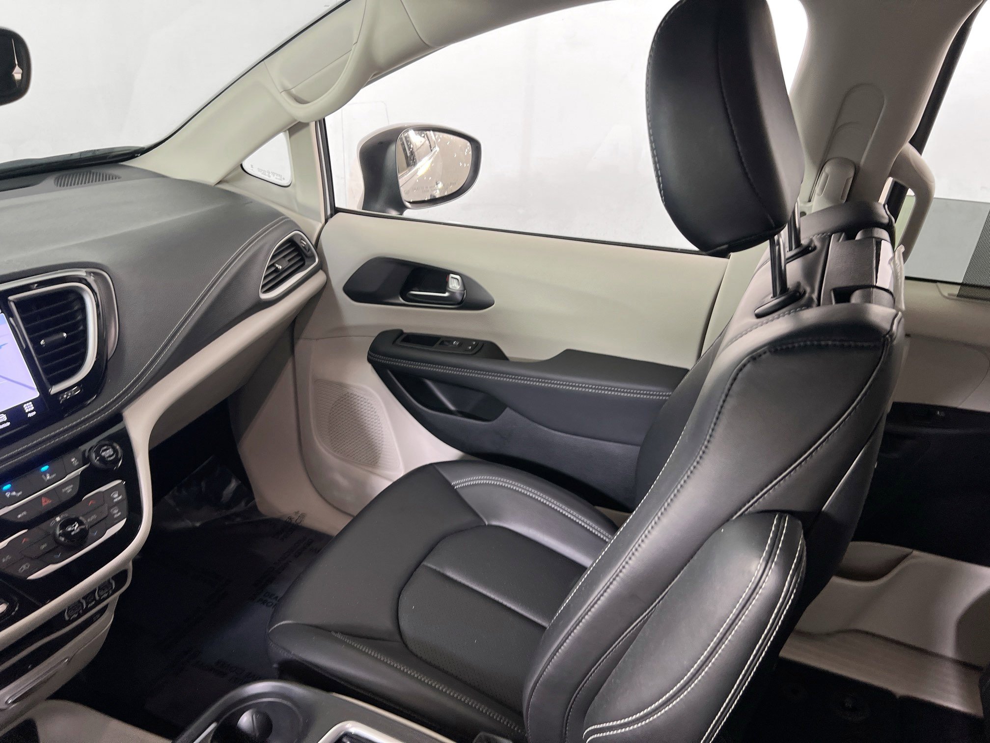 Used 2023 Chrysler Pacifica Touring-L w/ Uconnect Theater Family Group image 23