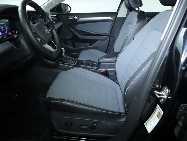 Used 2025 Volkswagen Jetta SE w/ Sunroof Package image 18