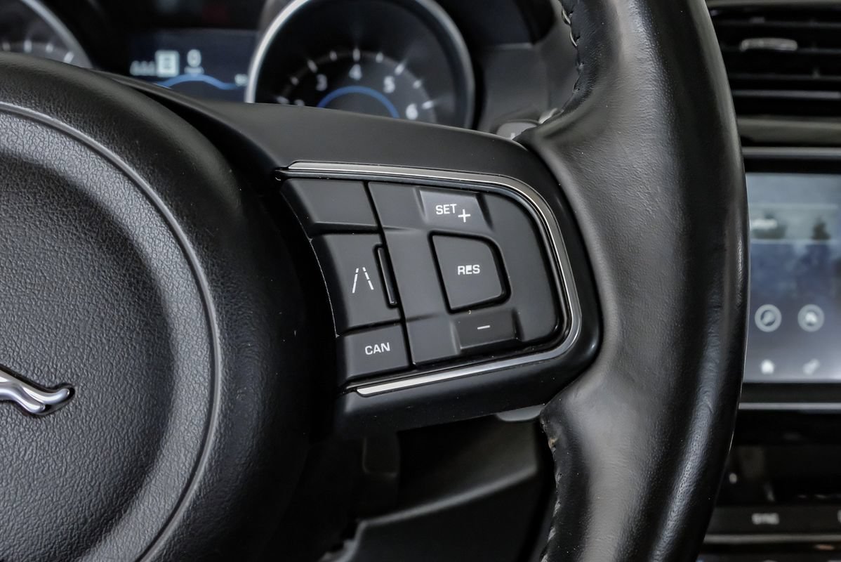 Used 2019 Jaguar F-PACE Premium AWD/4WD image 17
