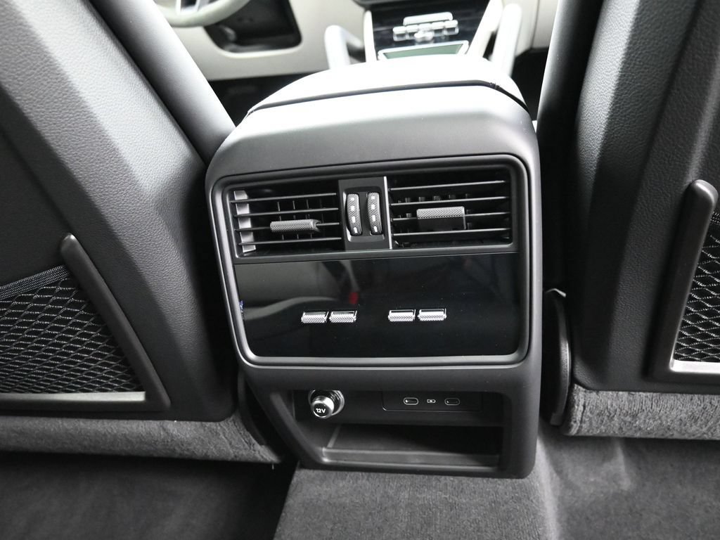 Certified 2026 Porsche Cayenne GTS AWD/4WD image 27