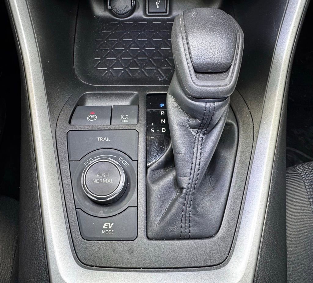 Certified 2022 Toyota RAV4 LE AWD/4WD image 32