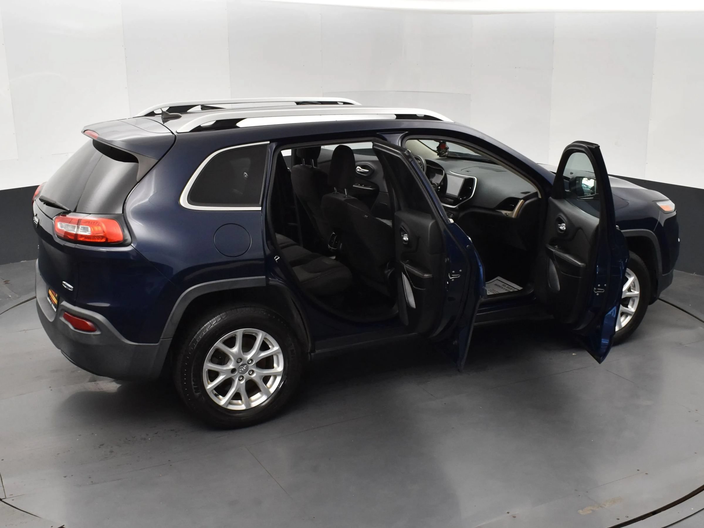 Used 2014 Jeep Cherokee Latitude w/ Cold Weather Group AWD/4WD image 5