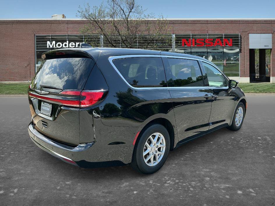 Used 2024 Chrysler Pacifica Touring-L FWD image 4