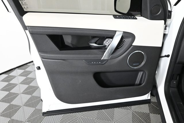 Used 2022 Land Rover Discovery Sport SE image 21