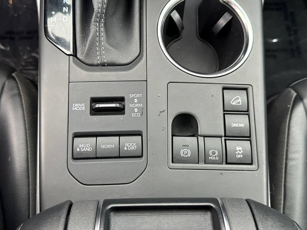 Used 2023 Toyota Highlander XLE AWD/4WD image 19