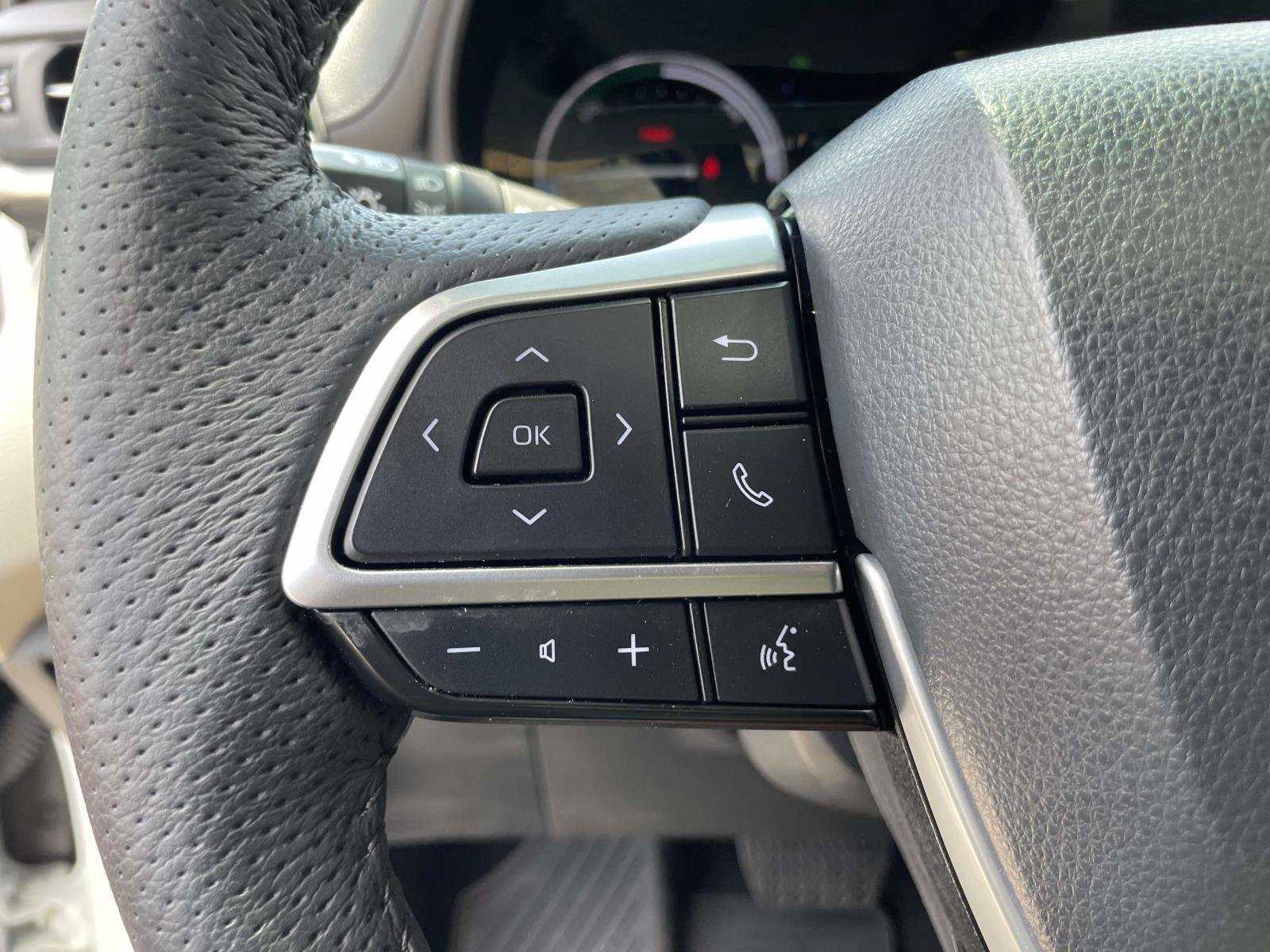 Used 2023 Toyota Sienna Limited FWD image 10