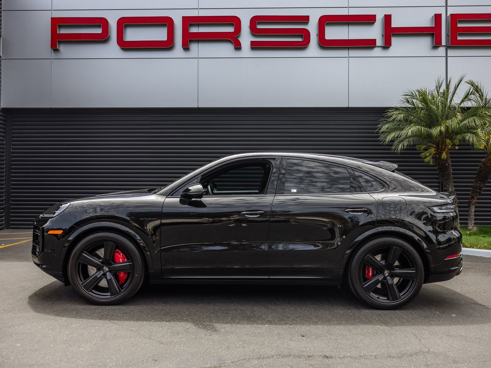 Certified 2025 Porsche Cayenne Turbo AWD/4WD image 2