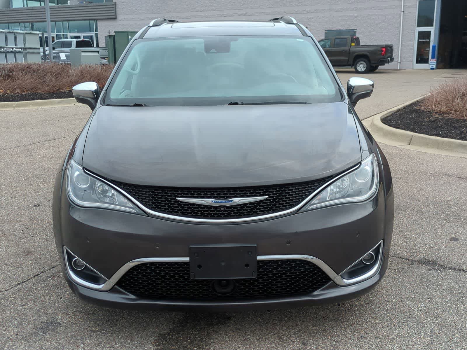 Used 2018 Chrysler Pacifica Limited w/ Tire & Wheel Group FWD image 3