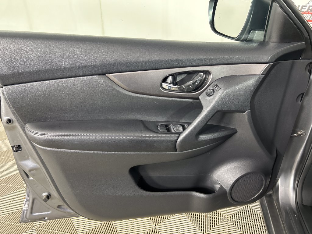 Used 2015 Nissan Rogue S FWD image 11