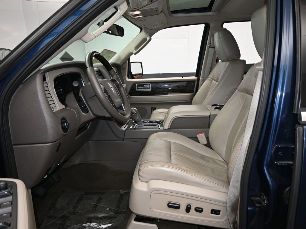 Used 2016 Lincoln Navigator Select image 12