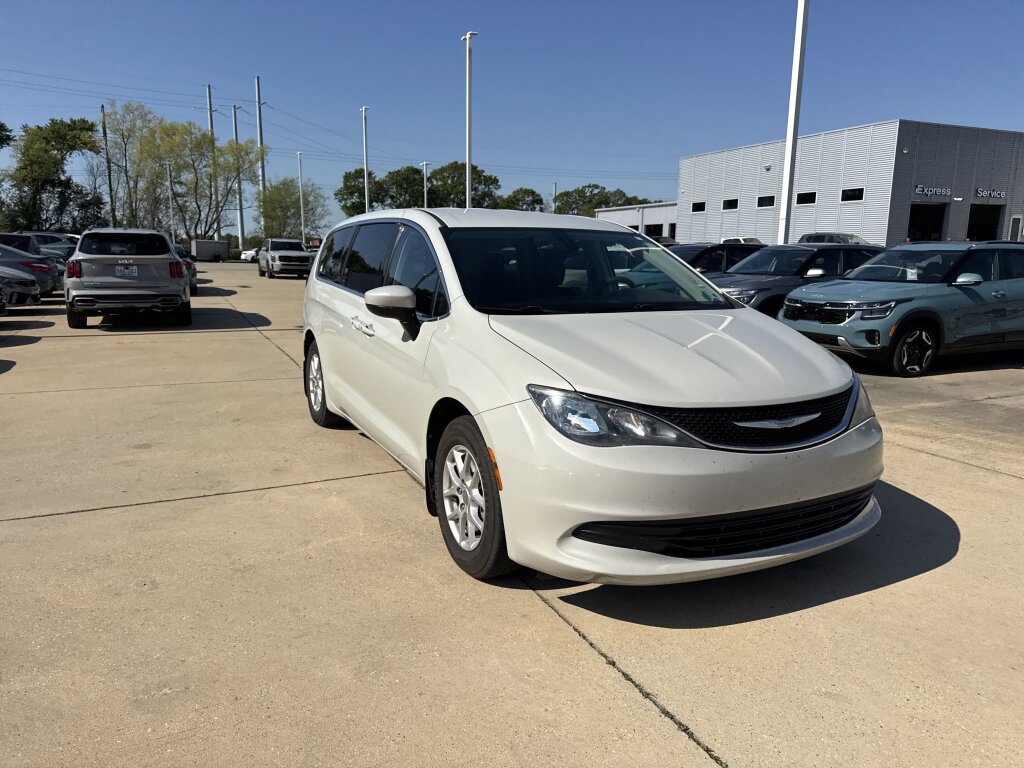 Used 2017 Chrysler Pacifica Touring image 8