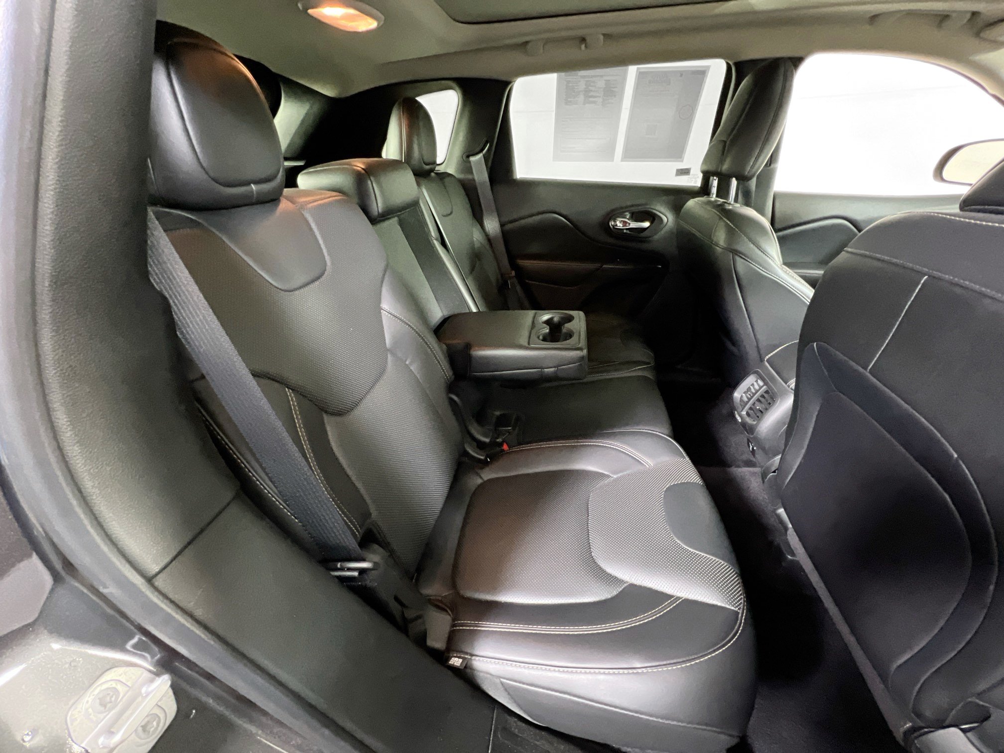 Used 2017 Jeep Cherokee Limited w/ Luxury Group AWD/4WD image 27
