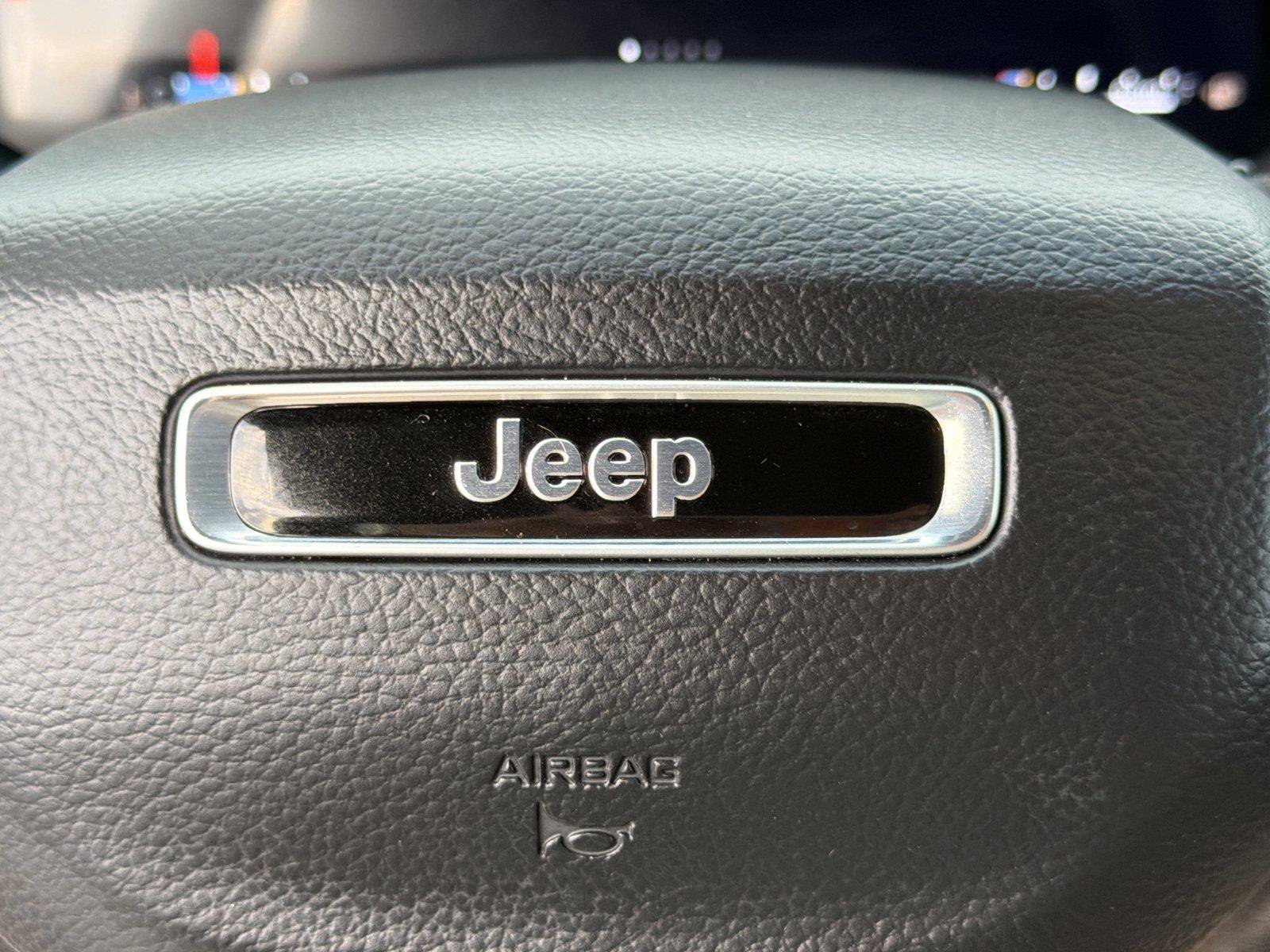 Used 2025 Jeep Grand Cherokee Limited AWD/4WD image 24