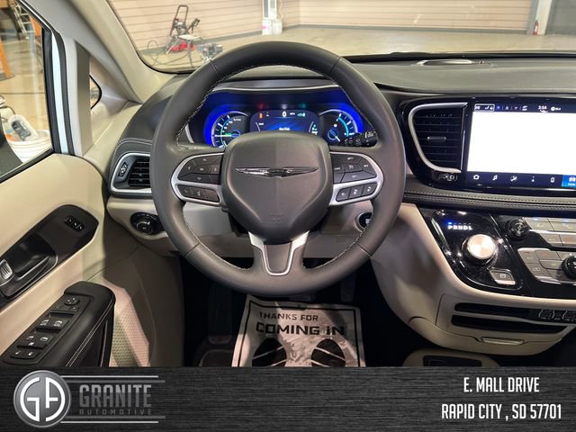 Used 2024 Chrysler Pacifica Select image 13