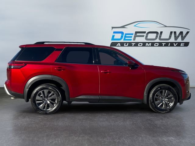 Used 2024 Nissan Pathfinder SV image 2