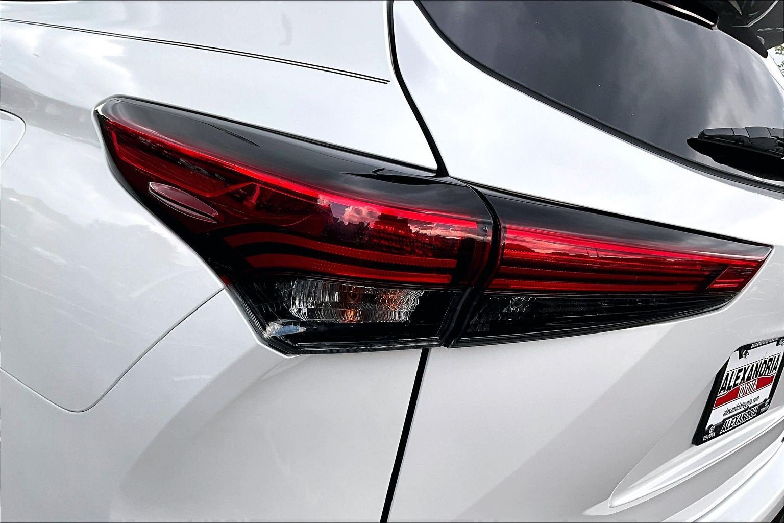 Used 2023 Toyota Highlander XLE AWD/4WD image 29