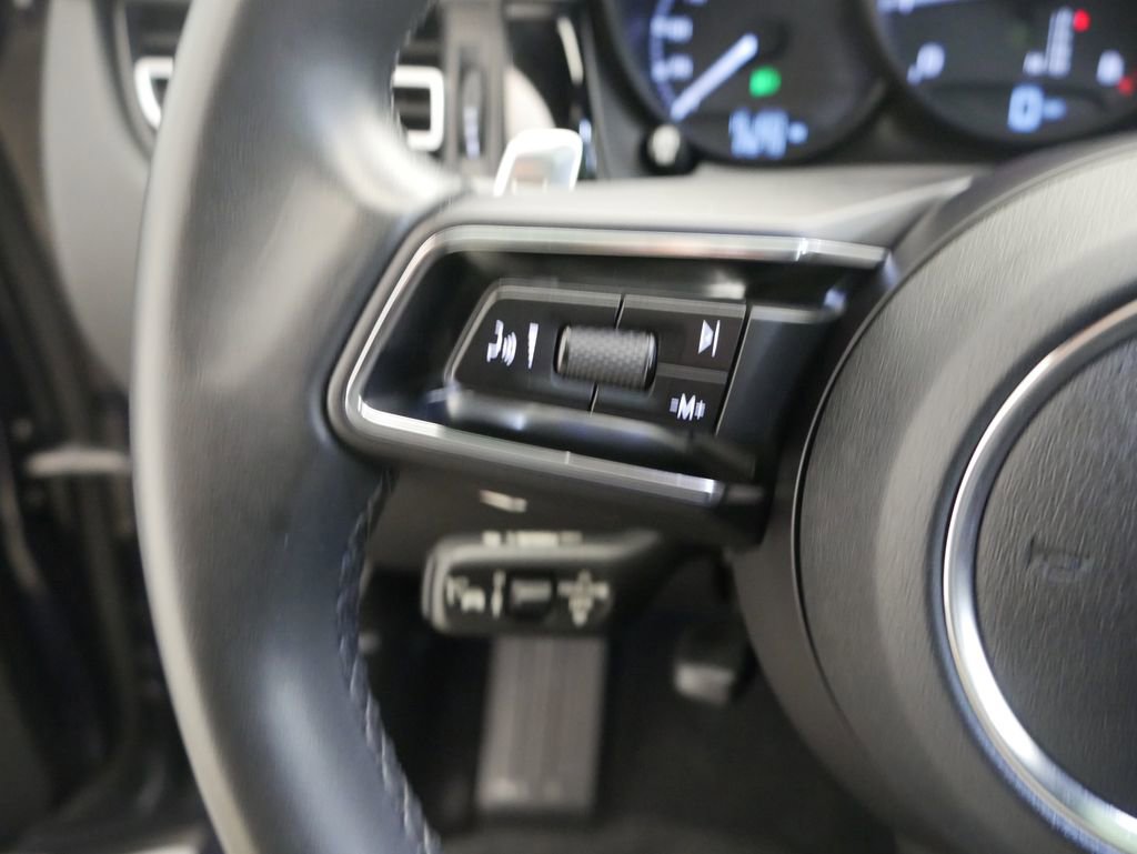 Certified 2023 Porsche Macan image 38