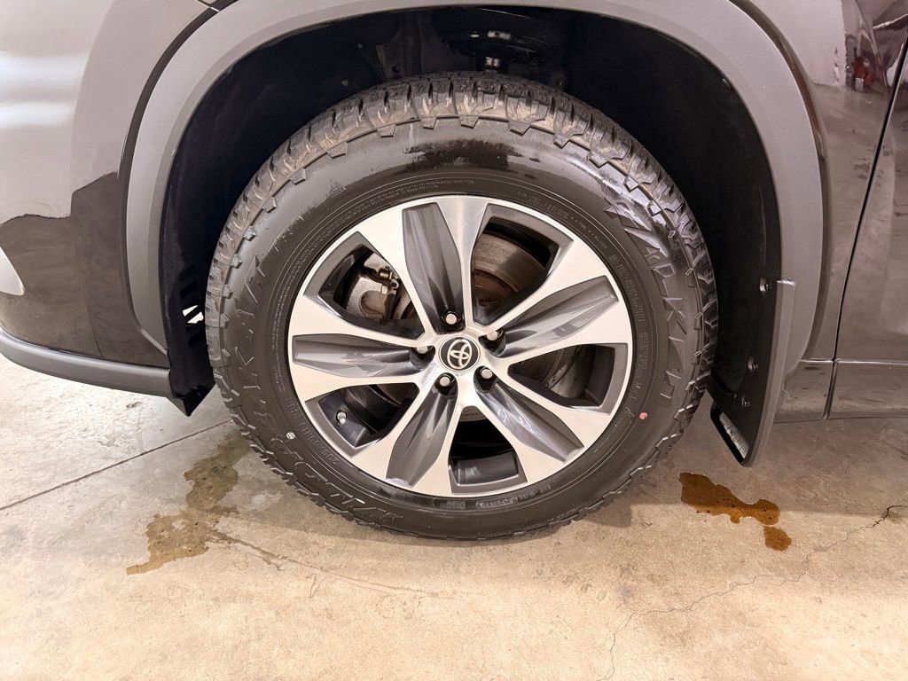 Used 2020 Toyota Highlander XLE image 16