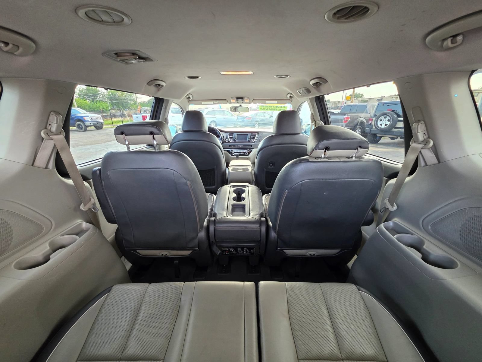 Used 2017 Kia Sedona LX w/ LX Essentials Premium Package FWD image 3