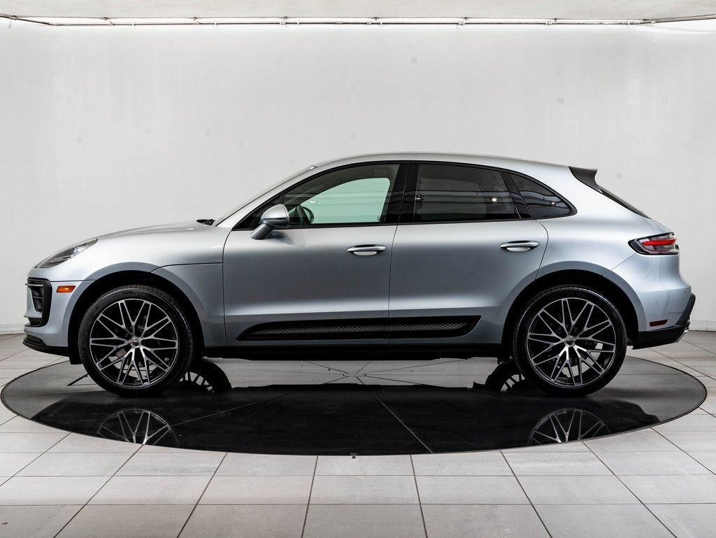 Certified 2025 Porsche Macan AWD/4WD image 2
