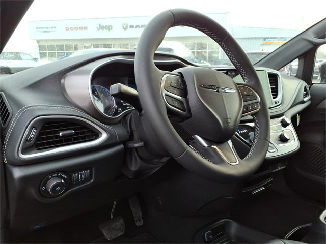 New 2026 Chrysler Pacifica Select image 14
