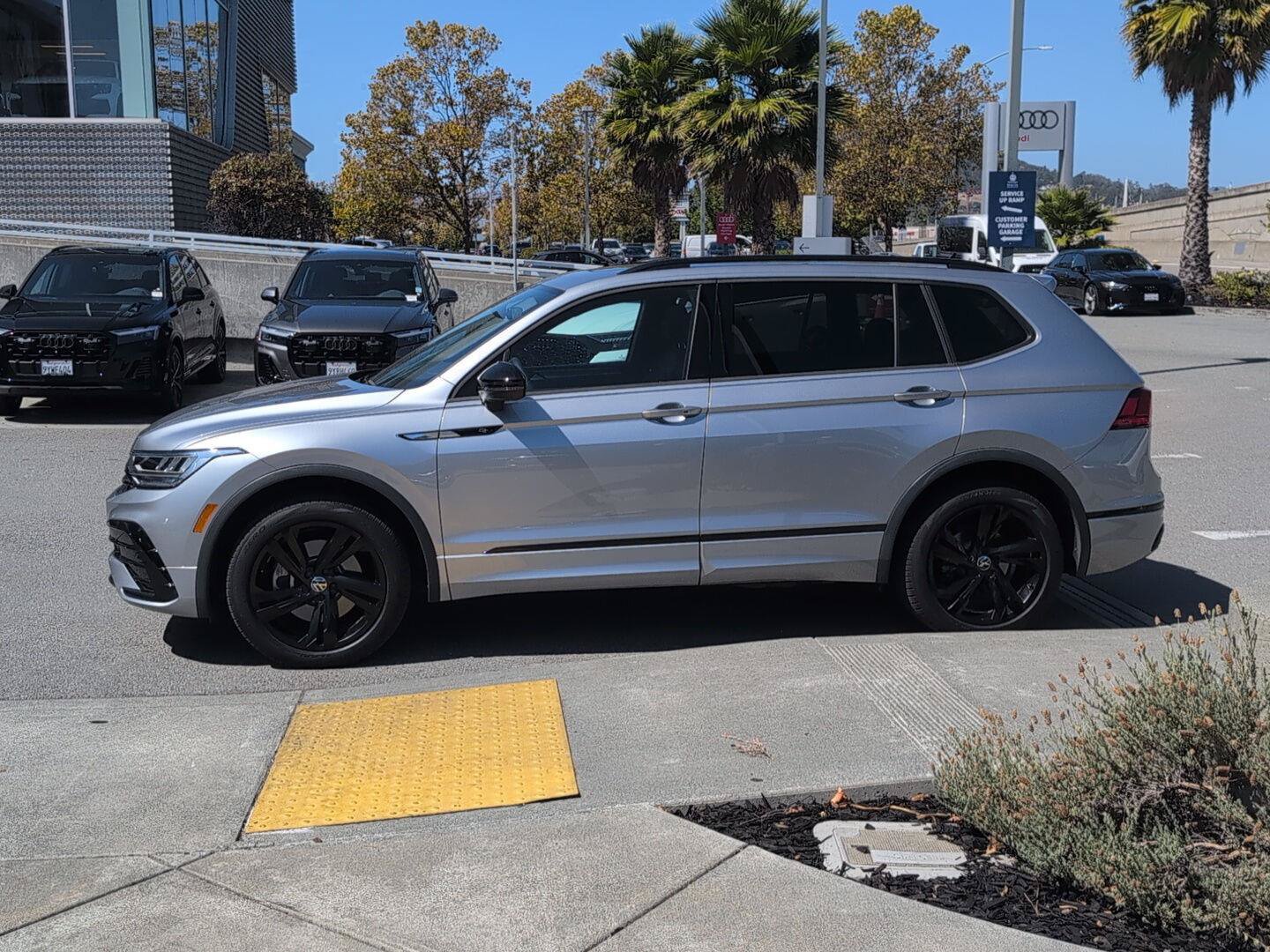 Used 2023 Volkswagen Tiguan SE R-Line AWD/4WD image 18