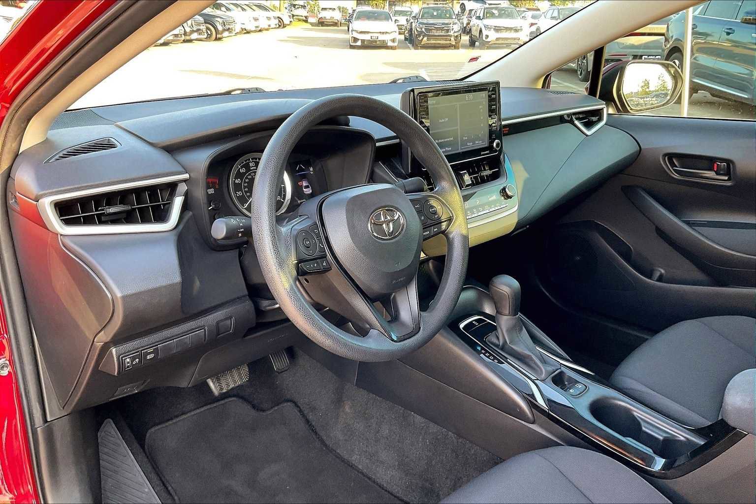 Used 2022 Toyota Corolla LE image 2