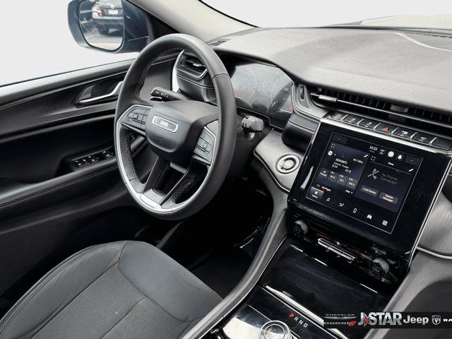 Used 2023 Jeep Grand Cherokee Laredo AWD/4WD image 24