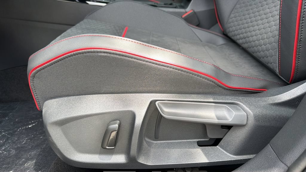 New 2026 Volkswagen GTI SE FWD image 18