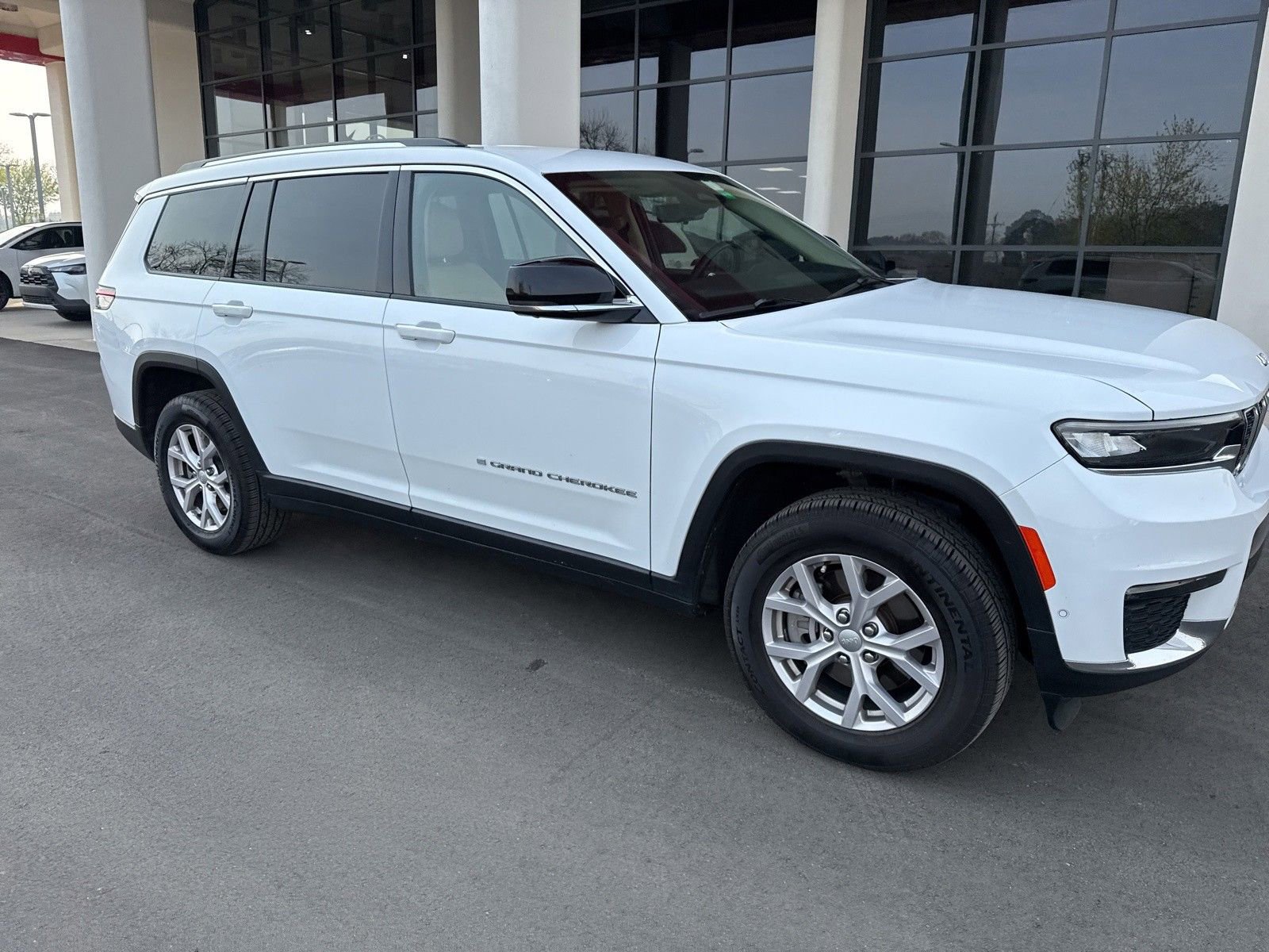Used 2022 Jeep Grand Cherokee L Limited w/ Luxury Tech Group II AWD/4WD image 3