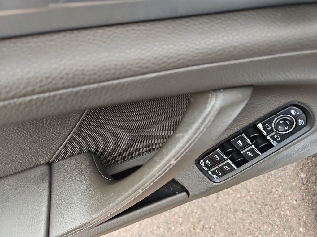 Used 2015 Porsche Panamera image 11
