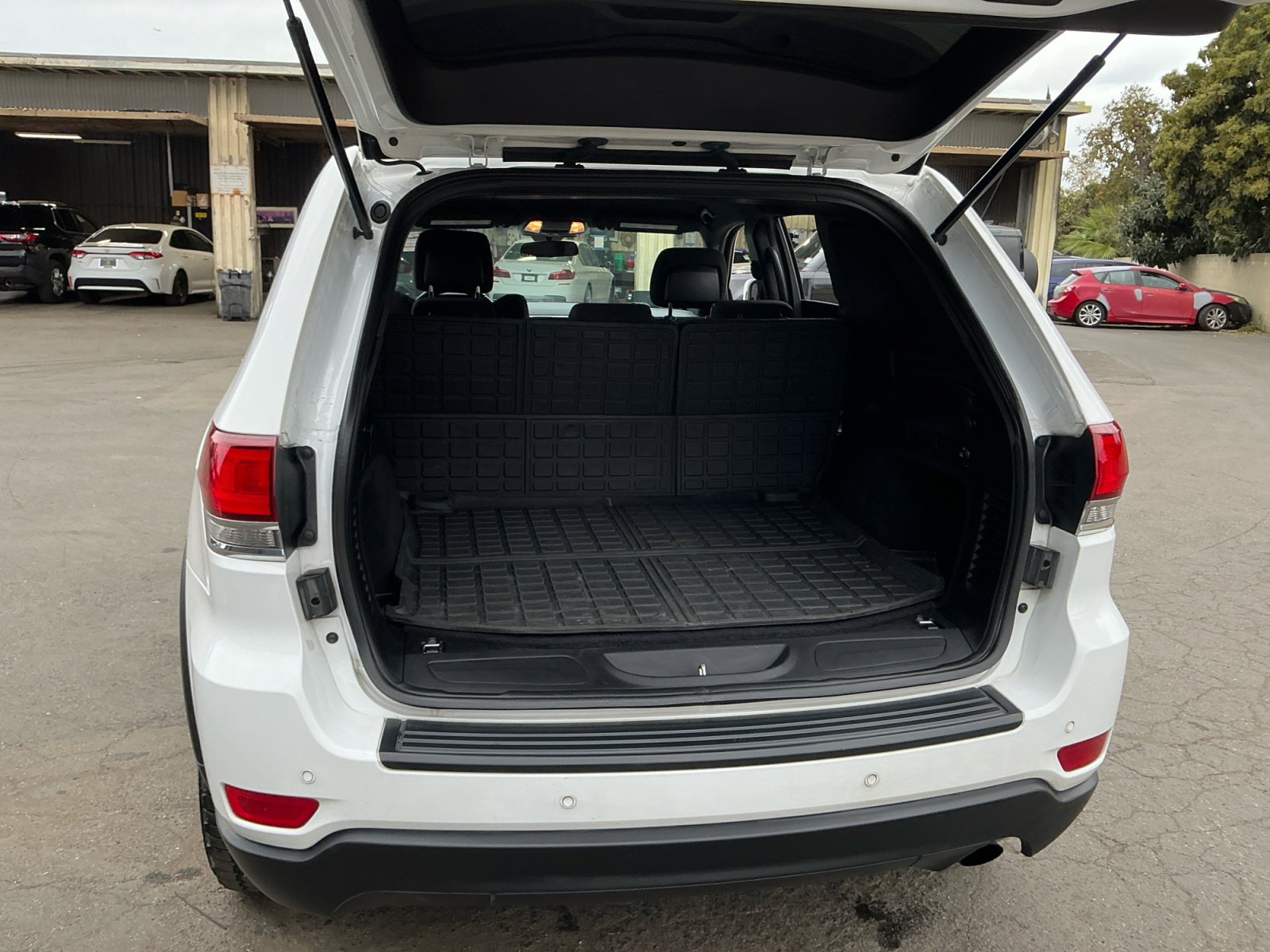Used 2021 Jeep Grand Cherokee Laredo image 25
