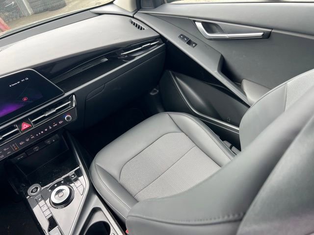 Certified 2025 Kia Niro Wind w/ Wind Preserve Package FWD image 13