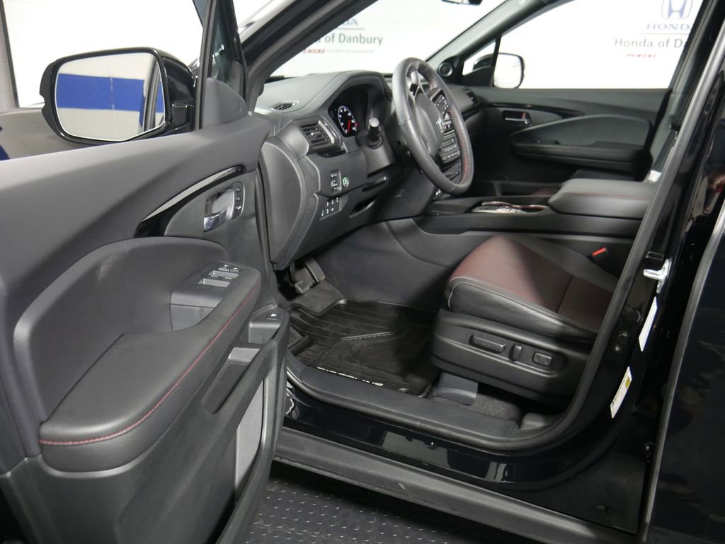 Certified 2025 Honda Ridgeline Black Edition image 29