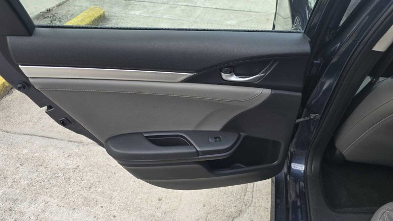 Used 2017 Honda Civic Touring image 28