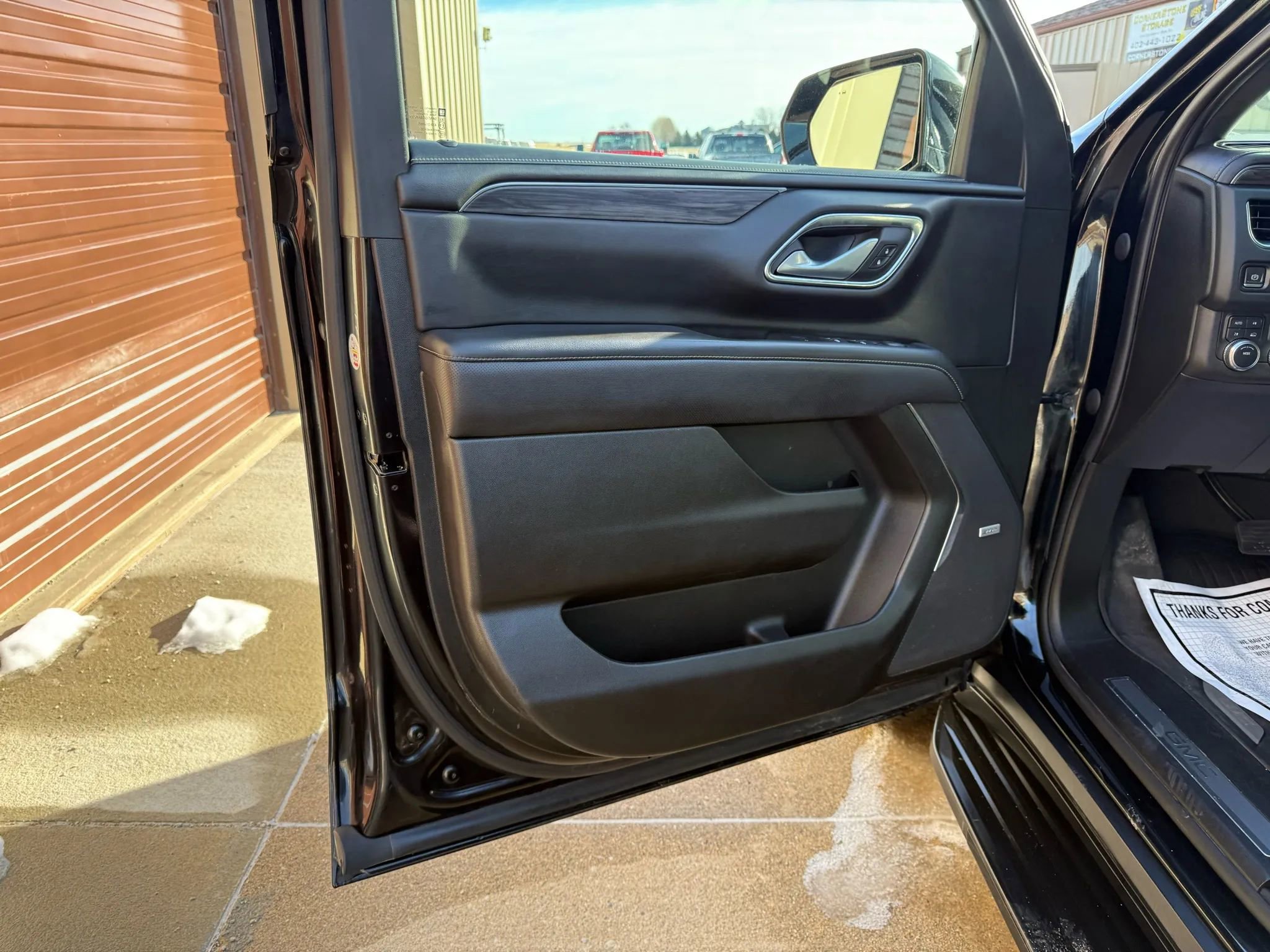 Used 2022 GMC Yukon XL SLT w/ SLT Luxury Package image 16