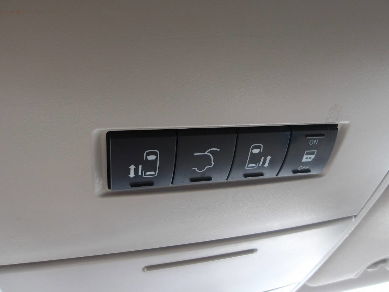 Used 2015 Chrysler Town & Country Touring-L w/ Driver Convenience Group image 13