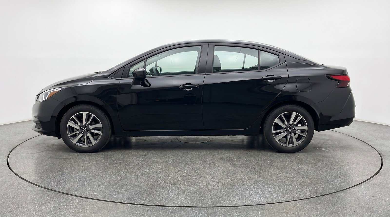 Used 2025 Nissan Versa SV image 5