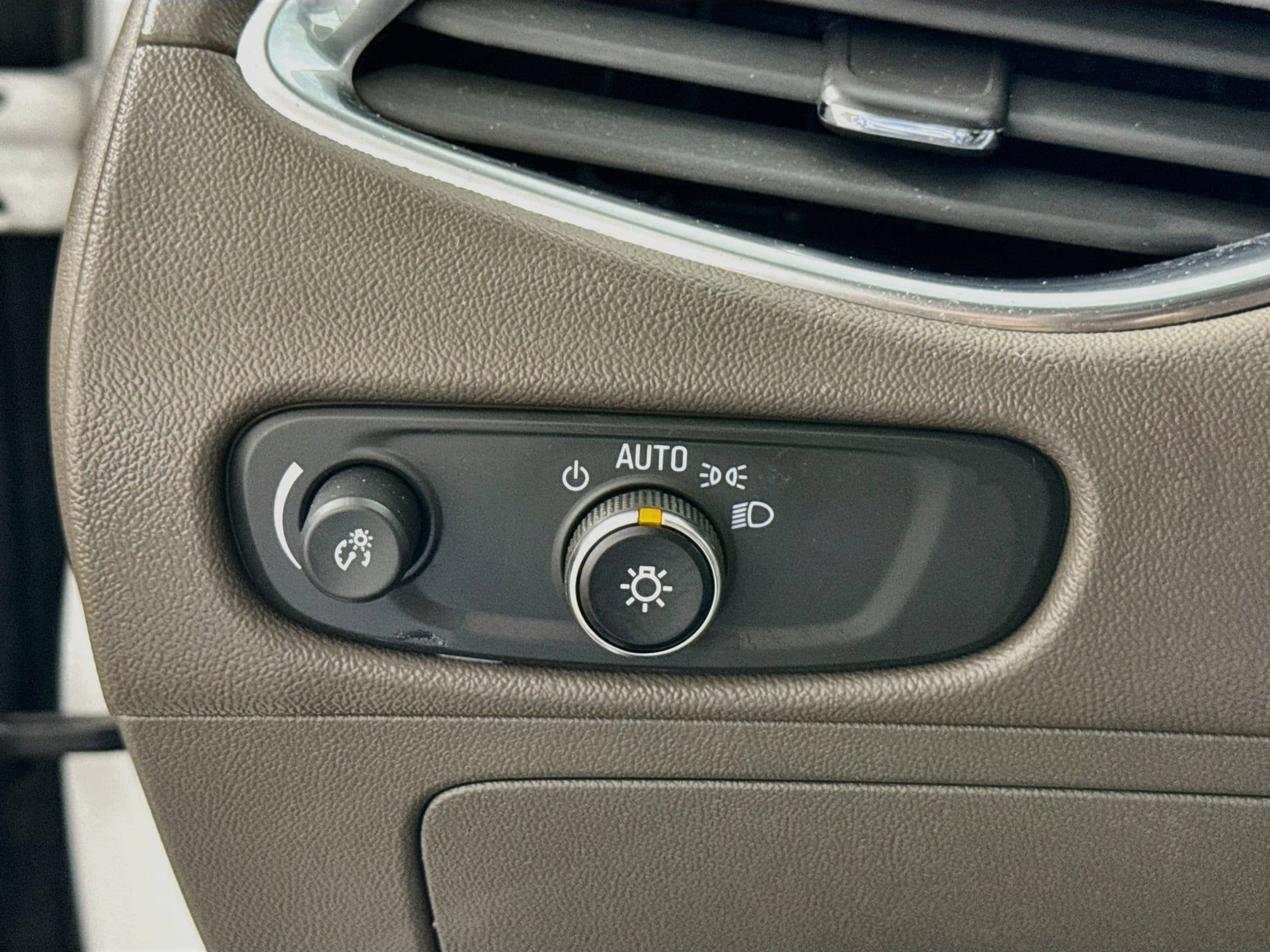 Used 2019 Chevrolet Malibu LT FWD image 13