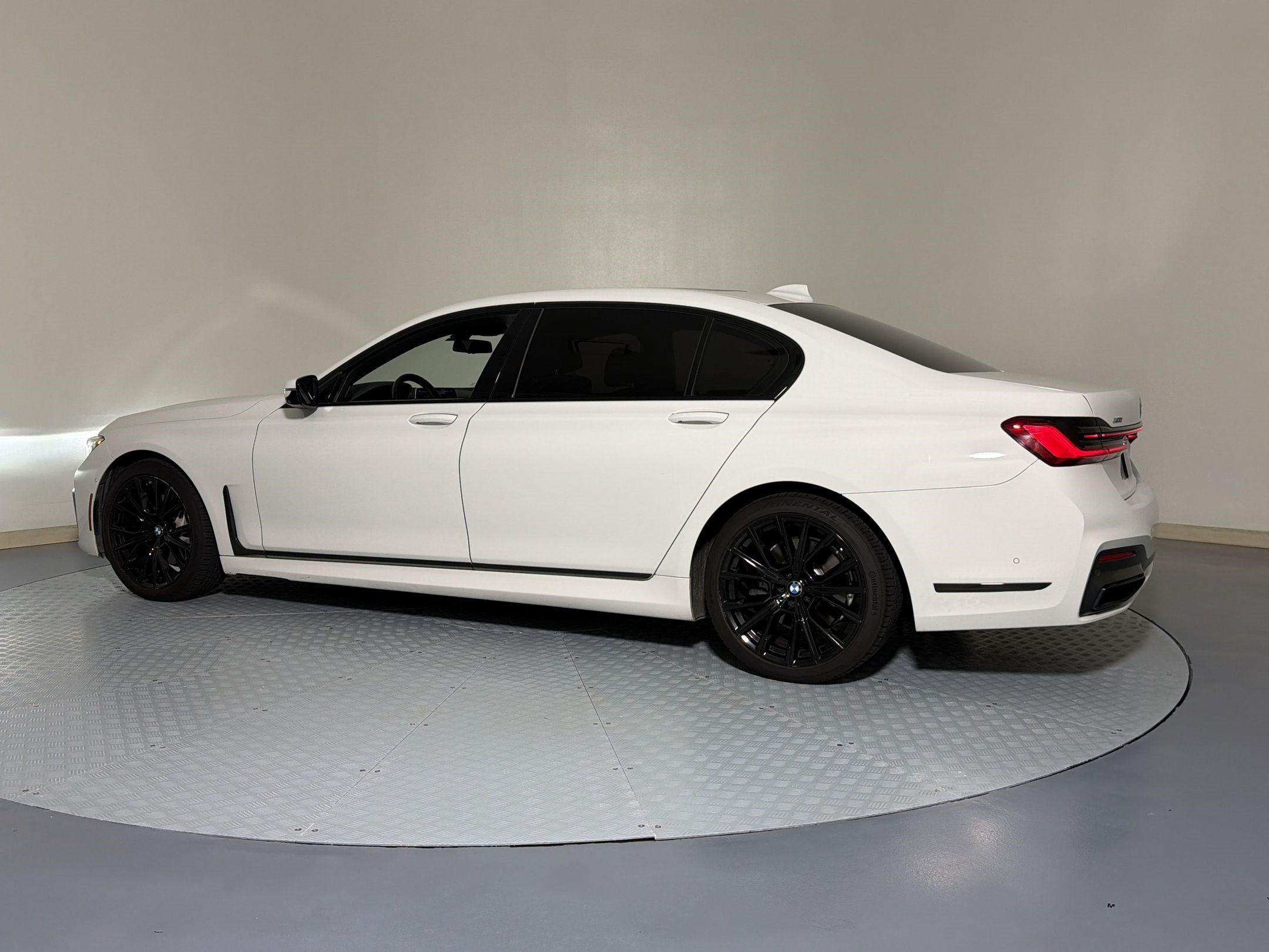 Used 2020 BMW 740i xDrive w/ M Sport Package AWD/4WD image 3